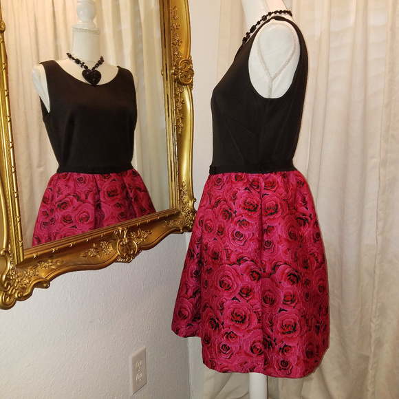 Taylor Sleeveless Rose Pattern Dress w/ Pockets - Picture 5 of 8
